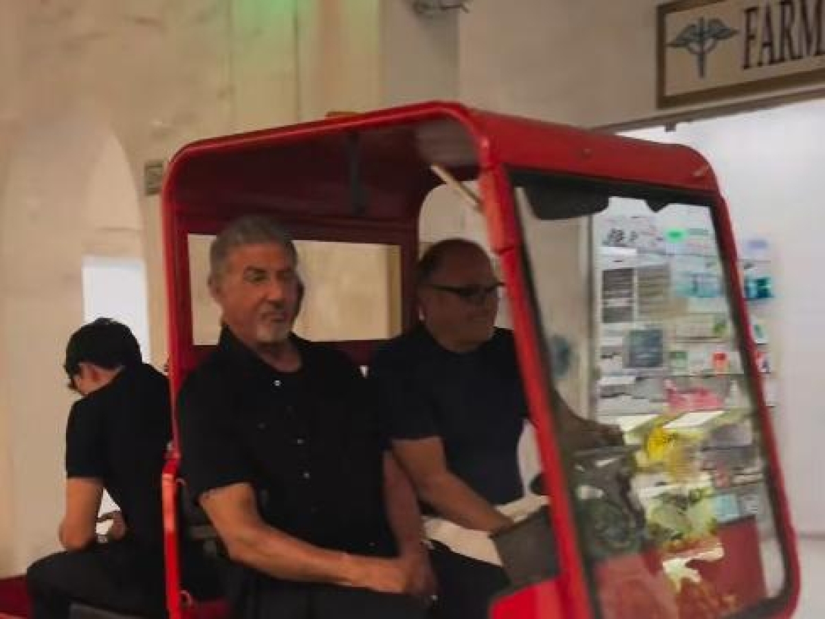 Sylvester Stallone, breve vacanza tra Nerano e Capri: sull'isola azzurra la star sul carrellino elettrico