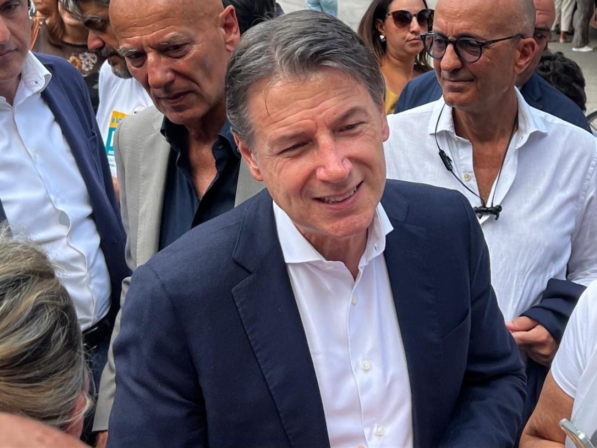 Conte: «Il campo largo? Serve un progetto serio o finirà come l’Unione. De Luca attacca Fico? Un problema del Pd»