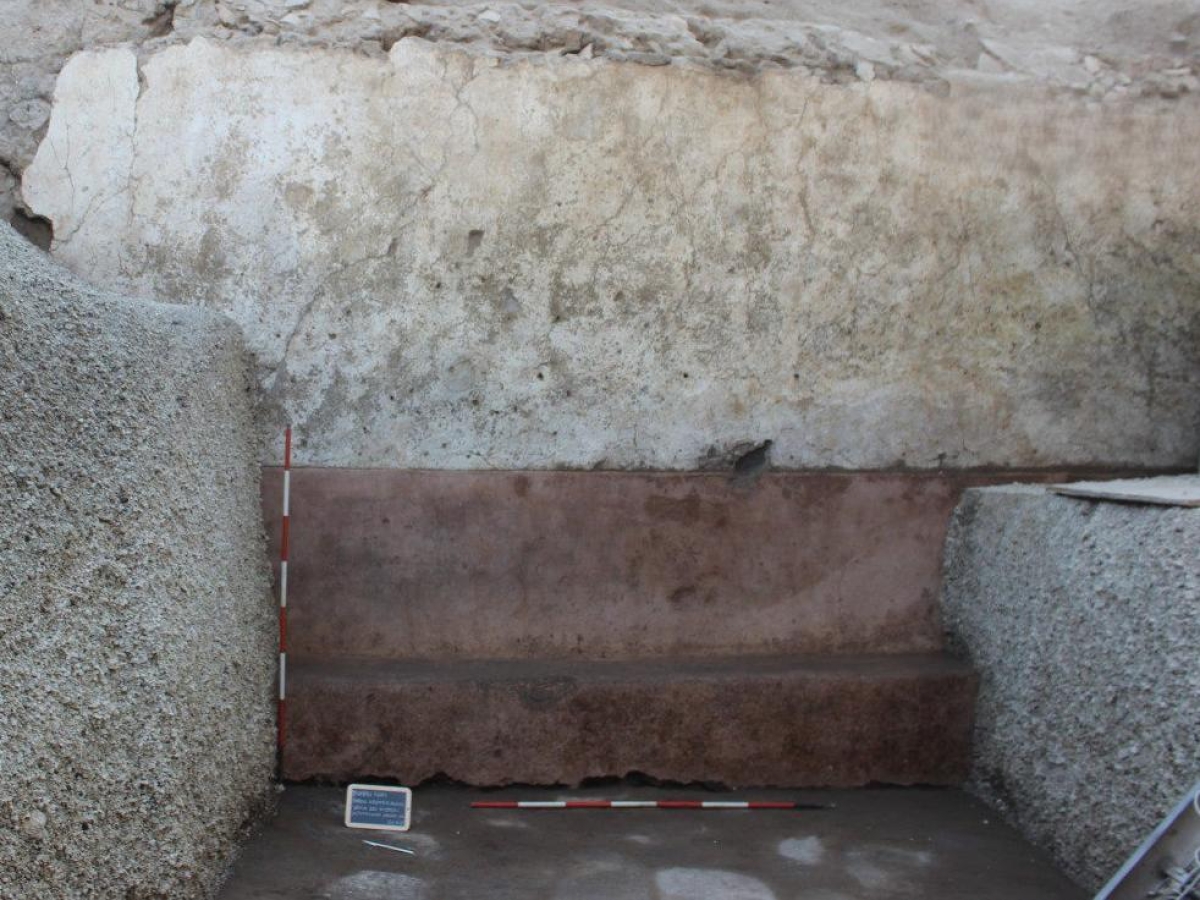 Pompei, una panchina d'attesa davanti Villa dei Misteri: destinata a chi doveva chiedere un favore al padrone di casa