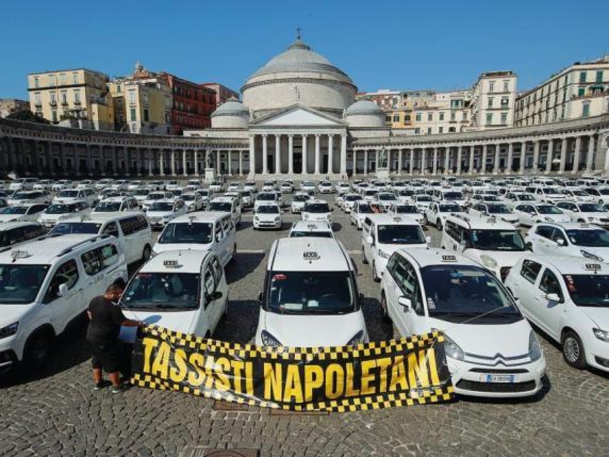I tassisti napoletani sul piede di guerra: il 24 protesta in piazza Municipio contro abusivismo e piano traffico