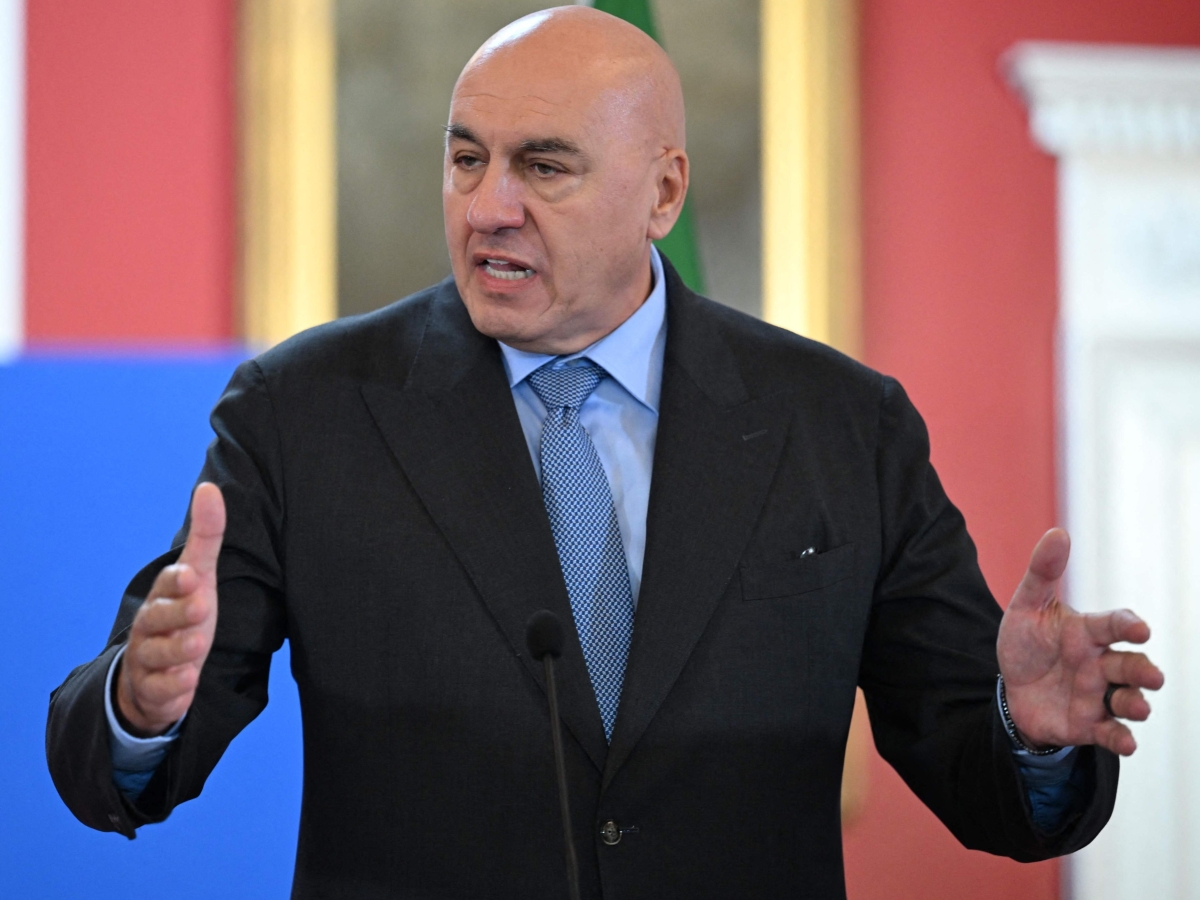 Crosetto: «I cori fascisti a Parma? Quelle persone vanno prese a calci e mandate via»