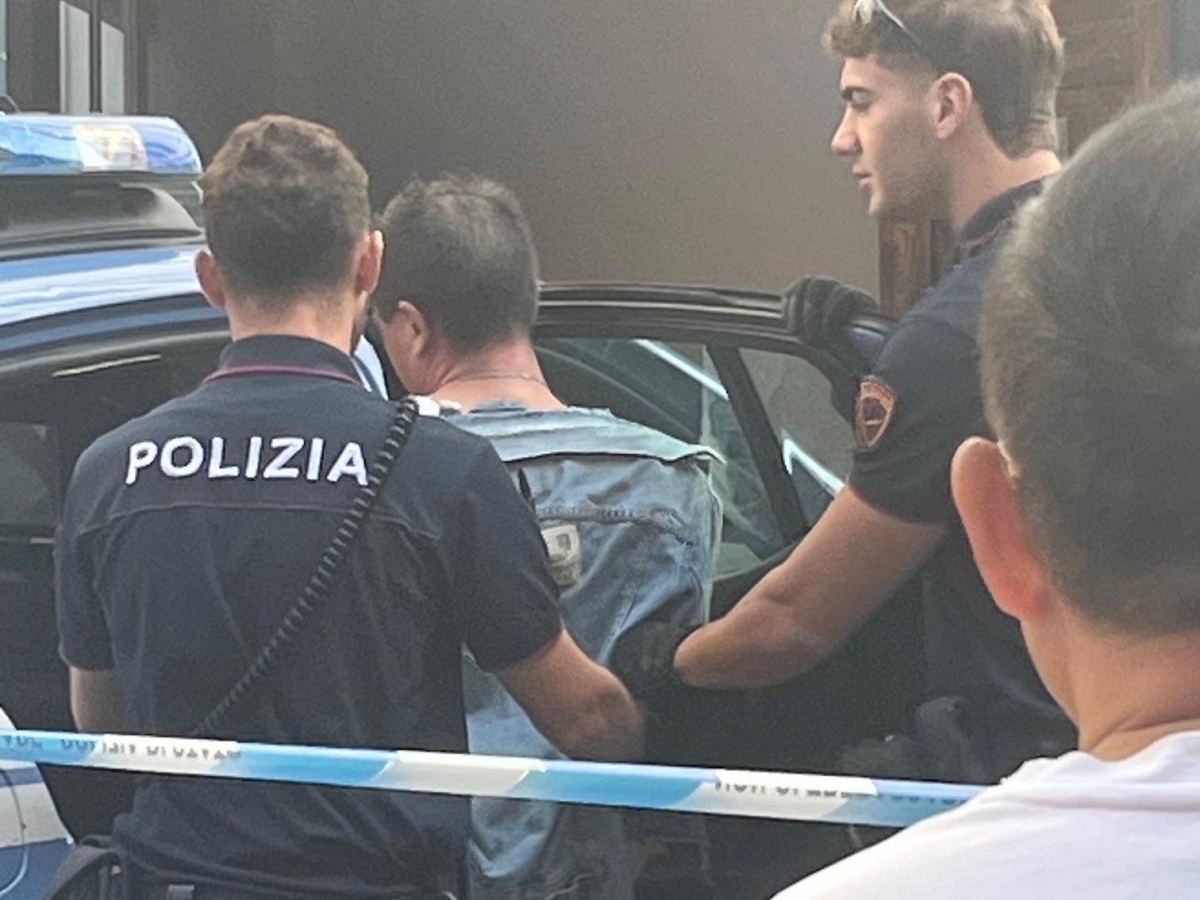 Aggressione in via Paolo Sarpi a Milano, rincorre e accoltella un uomo per strada in pieno giorno a Chinatown: preso dalla polizia