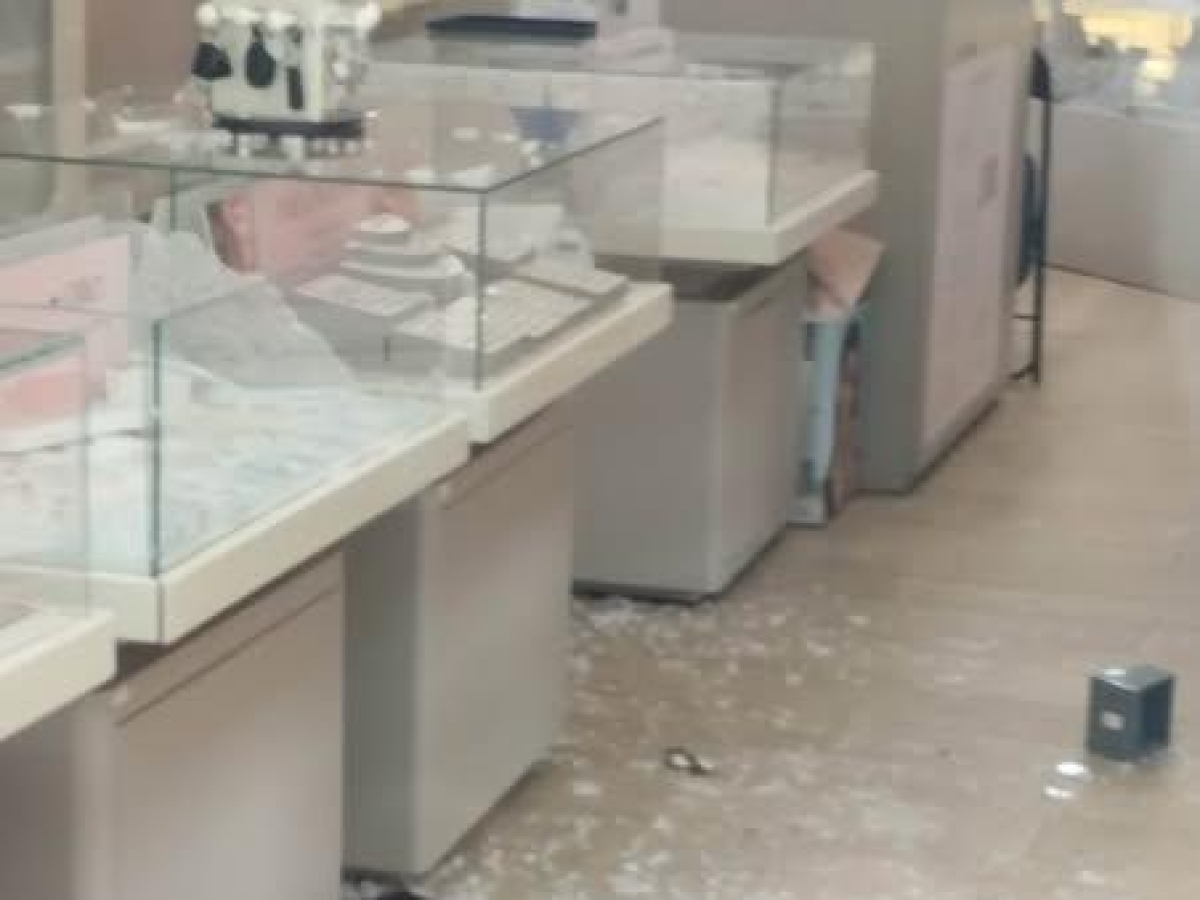 Furto con spaccata all'Ipercoop di Sesto Fiorentino: ladri sfondano il portone con l'auto e saccheggiano una gioielleria