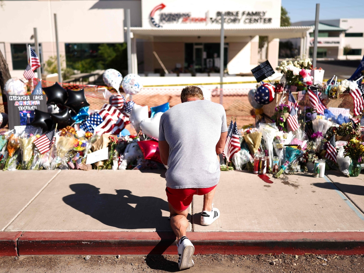 I repubblicani Usa alla veglia per Charlie Kirk. Il killer e le foto: «È un mio sosia» | Meloni: «Sappiamo dov