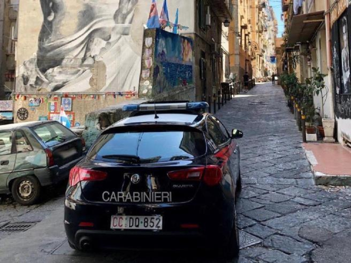 Spari nella notte ai Quartieri Spagnoli, 22enne colpito all'addome: rischia la vita. Ferito alle gambe un 17enne