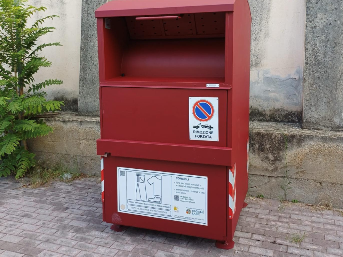 Ama, via i cassonetti gialli su strada per materiali tessili: i nuovi sono color amaranto e al riparo da rovistaggi e atti vandalici