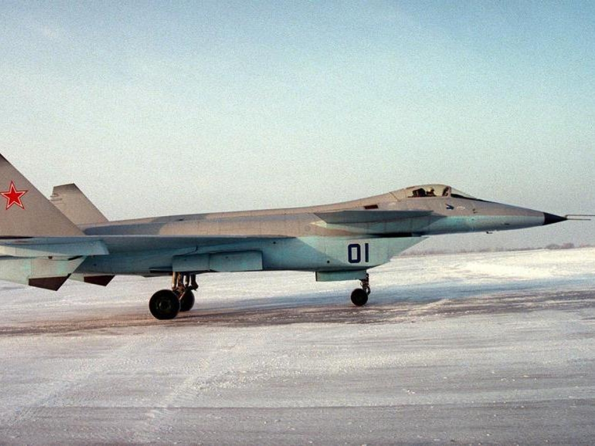 Tre Mig russi invadono spazio aereo estone: «Respinti da F 35 italiani» | Nuove sanzioni Ue a Mosca: «Stop totale al gas dal 2027»