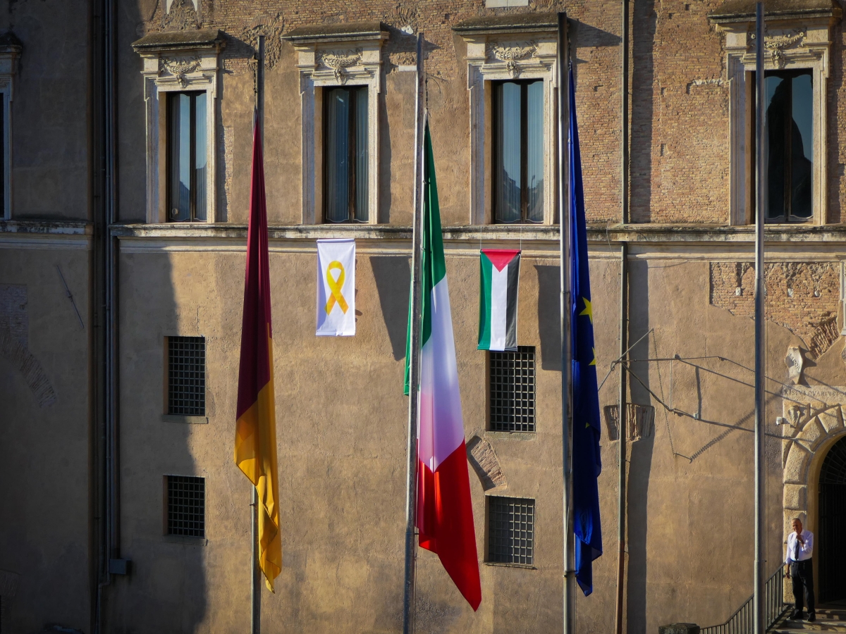 Roma, il Campidoglio espone la bandiera palestinese e il fiocco giallo per la liberazione degli ostaggi israeliani