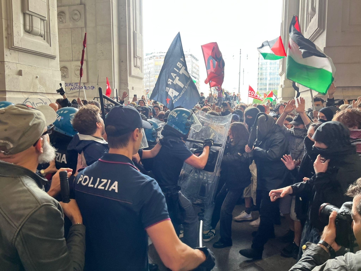 Milano, scontri alla stazione: corteo pro Gaza tenta di entrare e lancia oggetti contro le forze dell Milano, scontri alla stazione: corteo pro Gaza tenta di entrare e lancia oggetti contro le forze dell