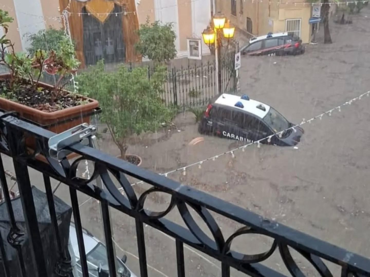 Nubifragio a Ischia, auto travolte da fiumi d'acqua. A Procida piove in chiesa