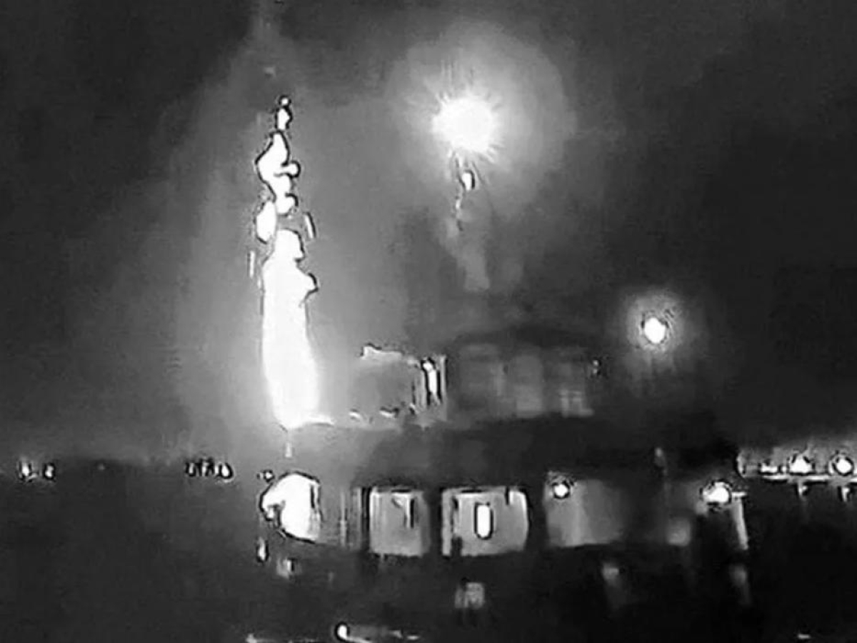 La Global Sumud Flotilla sotto attacco: «Sorvolo di droni, esplosioni a bordo»