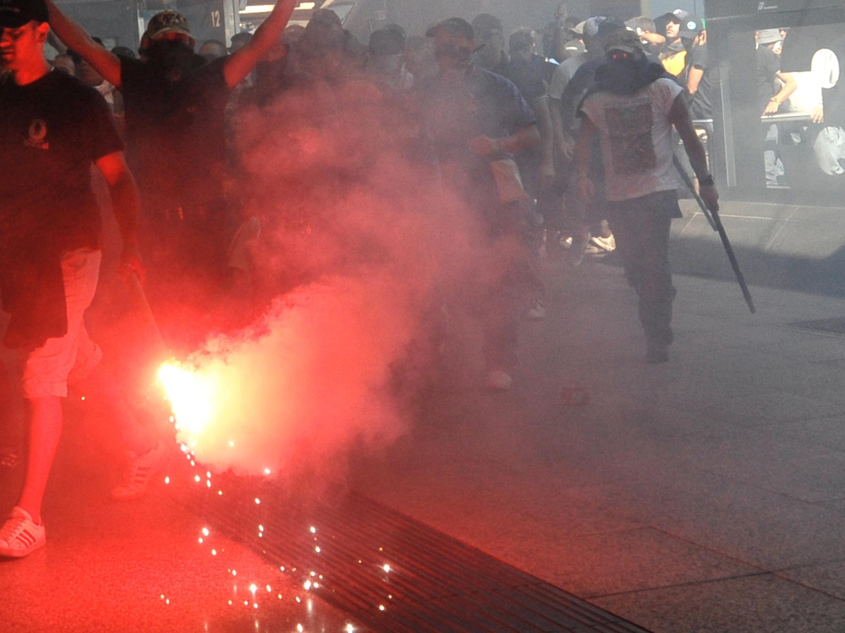 Nizza, ultrà della Roma contro la polizia. Risse e lanci di bottiglie: 103 fermati con sbarre di ferro, coltelli e martelli