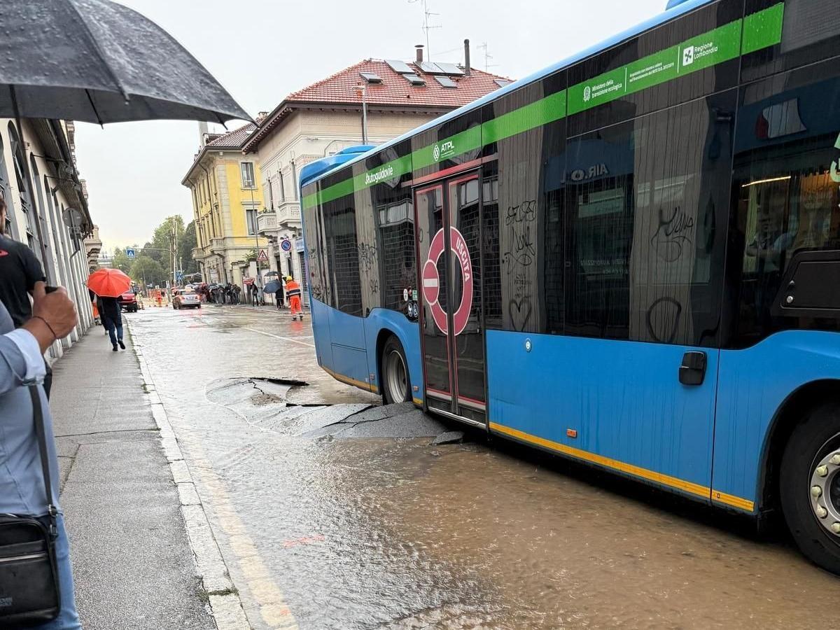 Nubifragio su Milano e la Brianza. A Monza cede l'asfalto di via Mentana e saltano i tombini: un autobus resta bloccato