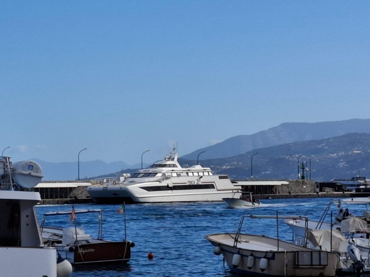 Blackout sull'aliscafo da Napoli a Capri: panico tra i passeggeri rimasti per oltre un'ora al buio in mezzo al mare
