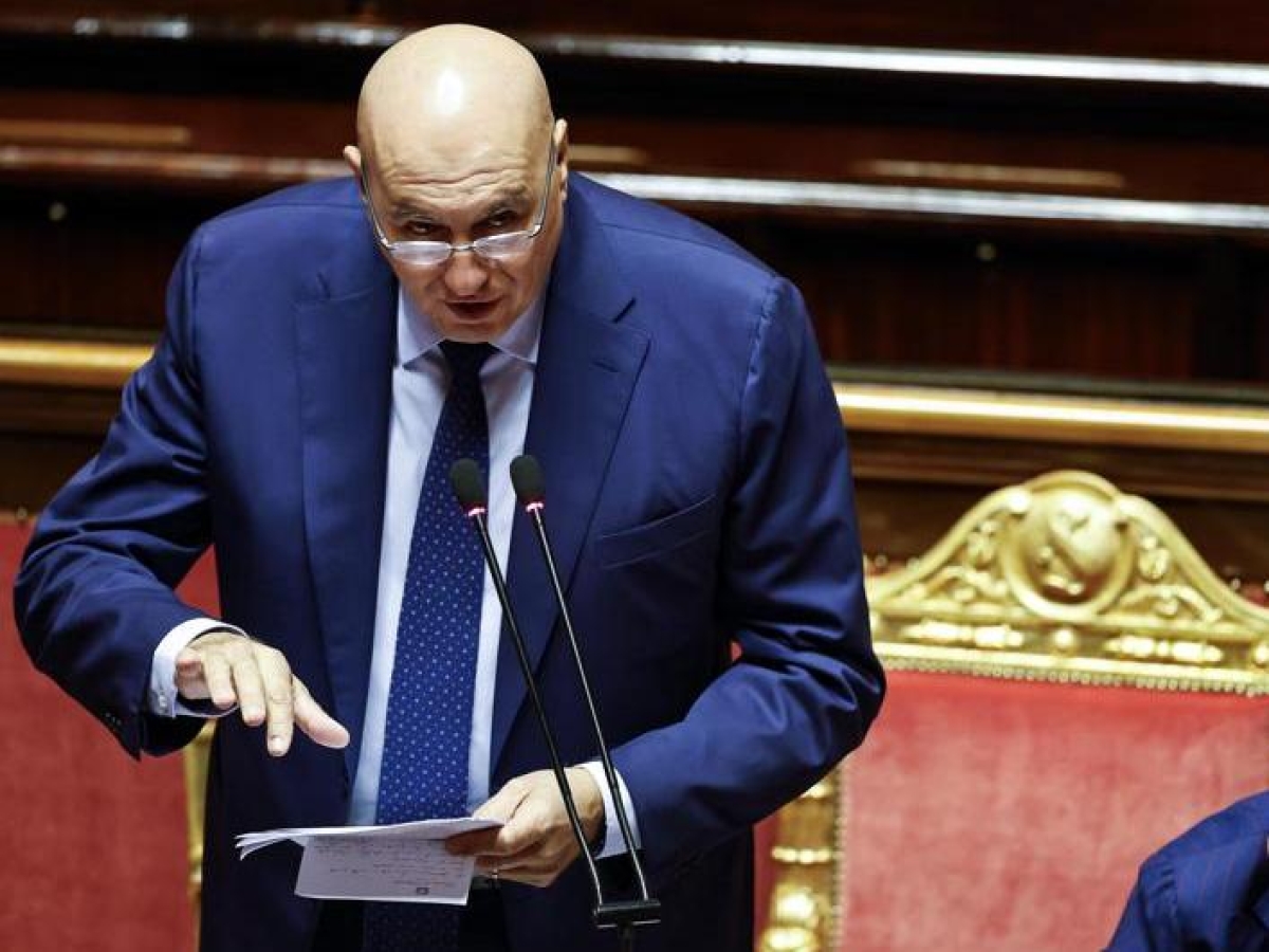 I toni soft del ministro Crosetto «stregano» l’opposizione (ma poi lo scontro sulla Flotilla riparte)