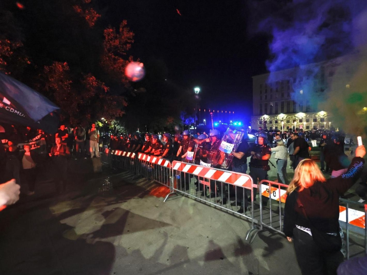 Roma, centinaia in corteo per la Flotilla: «Blocchiamo tutto». Vernice contro la polizia davanti alla Farnesina