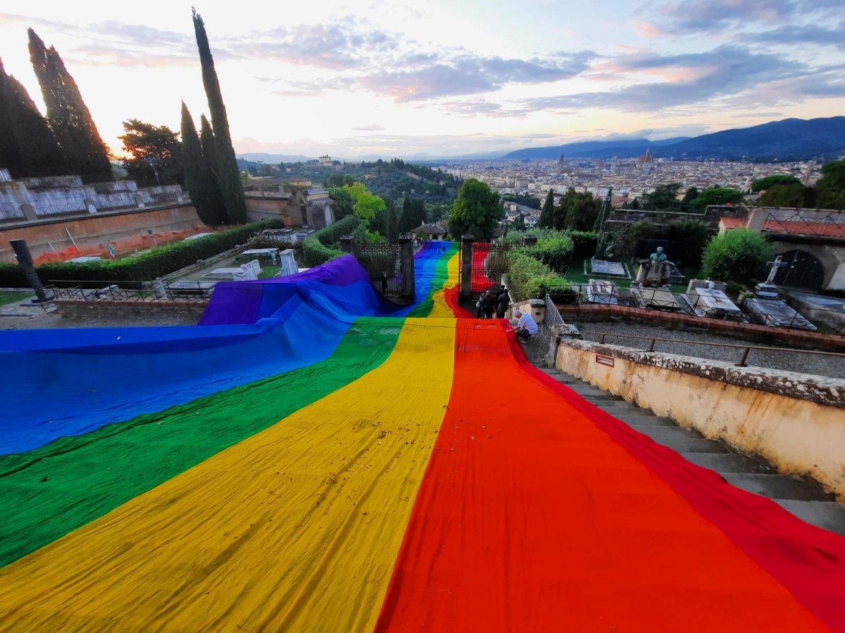 Padre Bernardo, l'imam, il rabbino e l'enorme bandiera della pace che scende da San Miniato sui tetti di Firenze