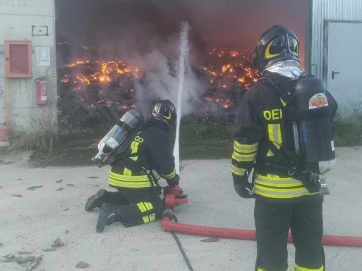 Terni, incendio in deposito di rifiuti: a fuoco gomma tritata. Gli esperti: «Necessario intervenire con mezzi meccanici»