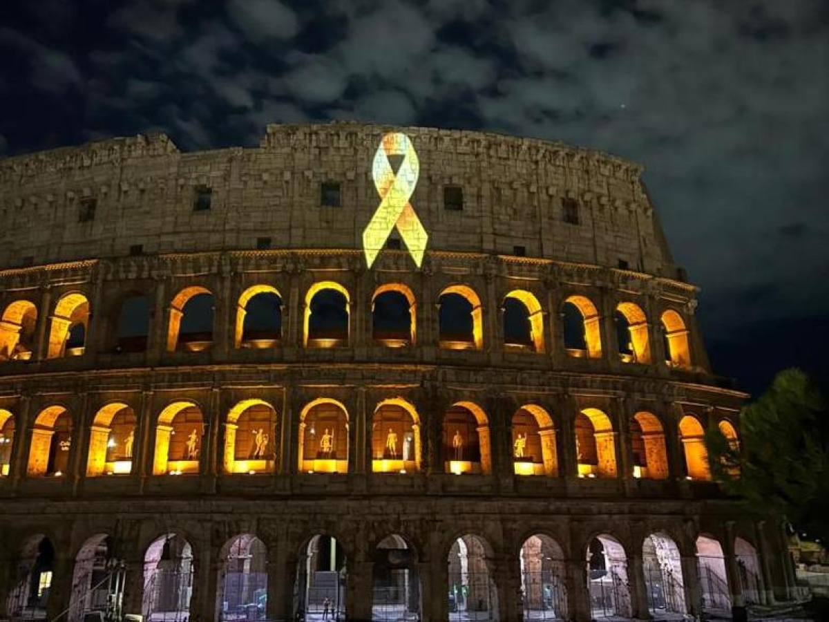 Colosseo, un nastro dorato brilla per i bambini malati di cancro: l'iniziativa di Peter Pan illumina l'anfiteatro