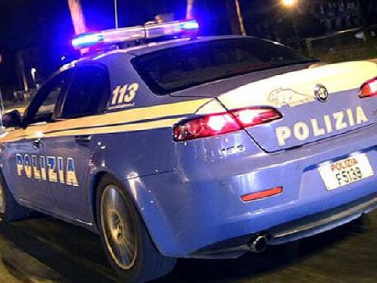 Pisa, rissa in piazza delle Vettovaglie con bottiglie e sedie