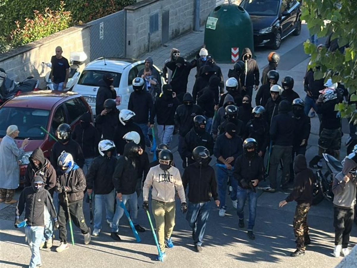 Pisa-Fiorentina, alta tensione tra gli ultrà viola (senza biglietto) che sfidano i tifosi del Pisa