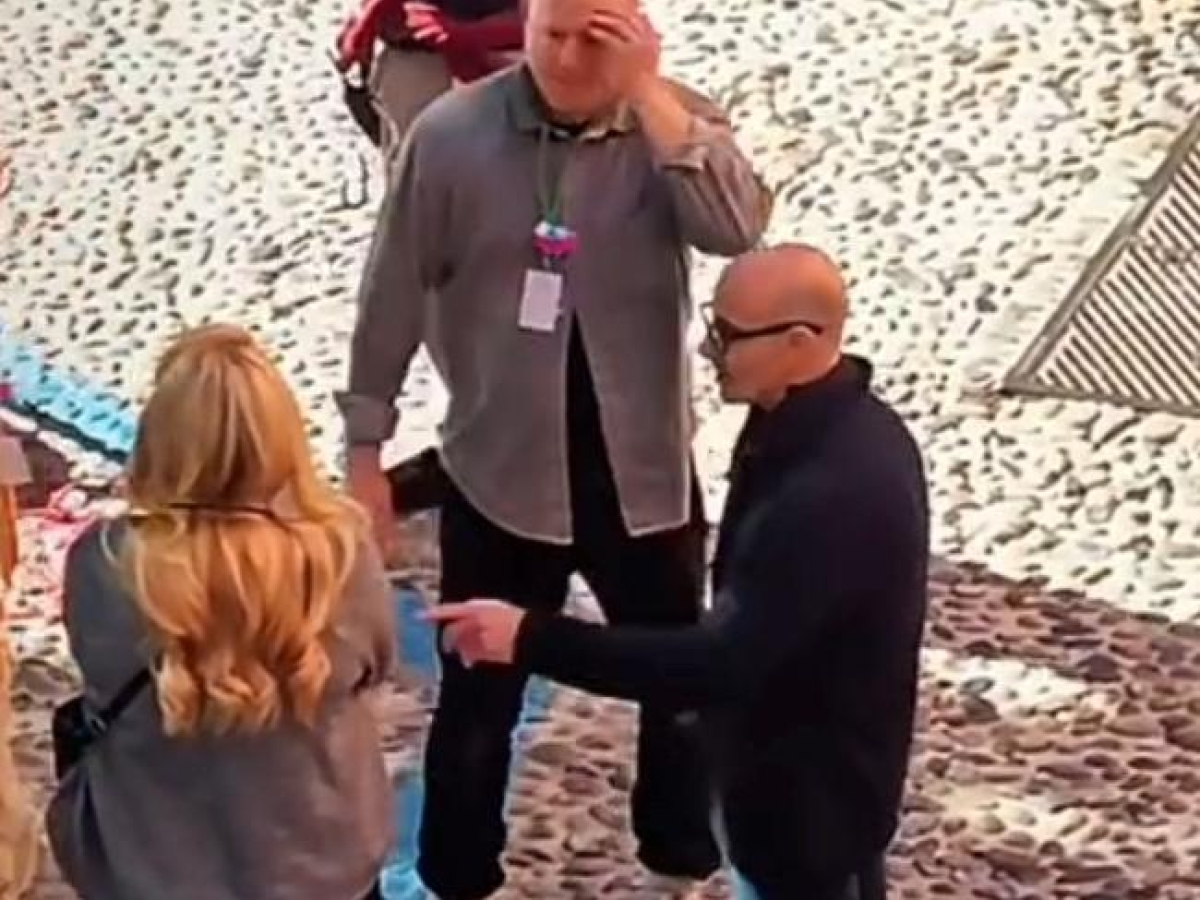 Stanley Tucci a Lodi: l'attore (in pausa da «Il Diavolo veste Prada 2) gira una puntata della sua docuserie tra gli ambulanti. Set blindato e niente autografi