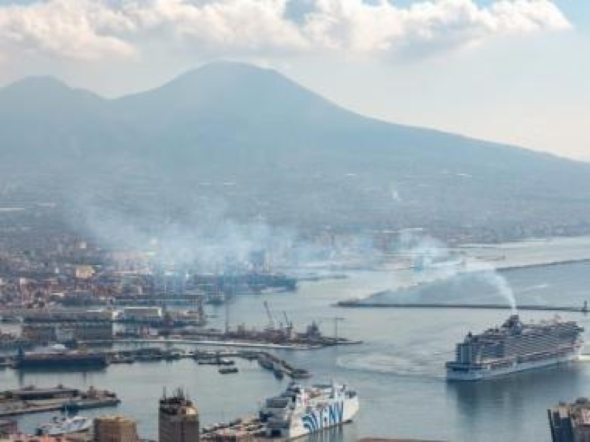 Napoli, troppi superamenti dei limiti della Pm10: il Comune ordina misure di contenimento (minime)