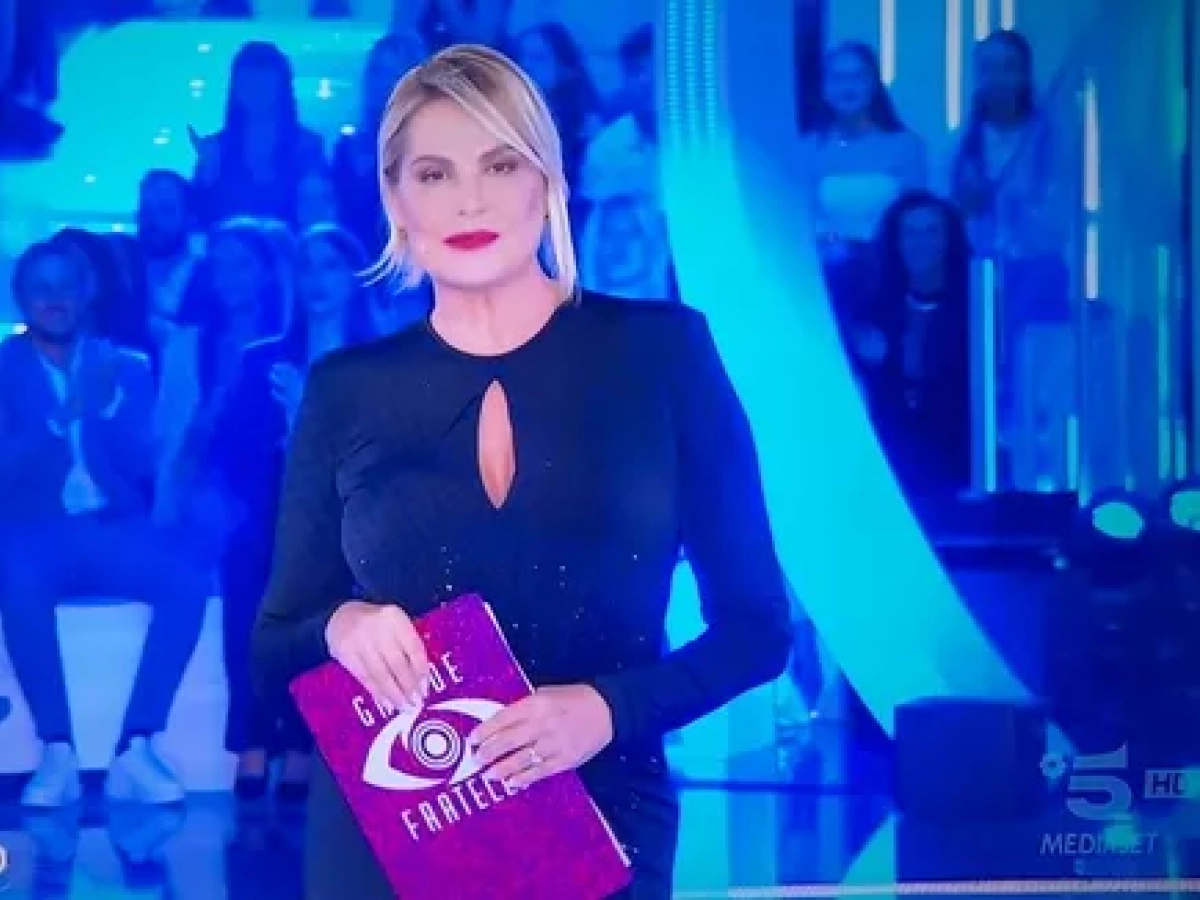 Il nuovo Grande Fratello? «Uno sgangherato laboratorio dell'orrore, parodia di se stesso (e Simona Ventura che ripete "tanta roba" non si può sentire)»