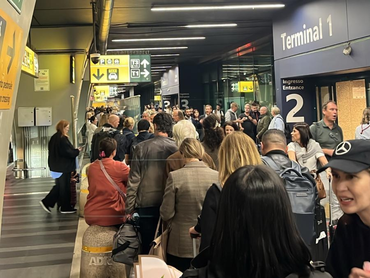 Aeroporto di Fiumicino, taxi introvabili: oltre 200 persone in fila per un'auto bianca