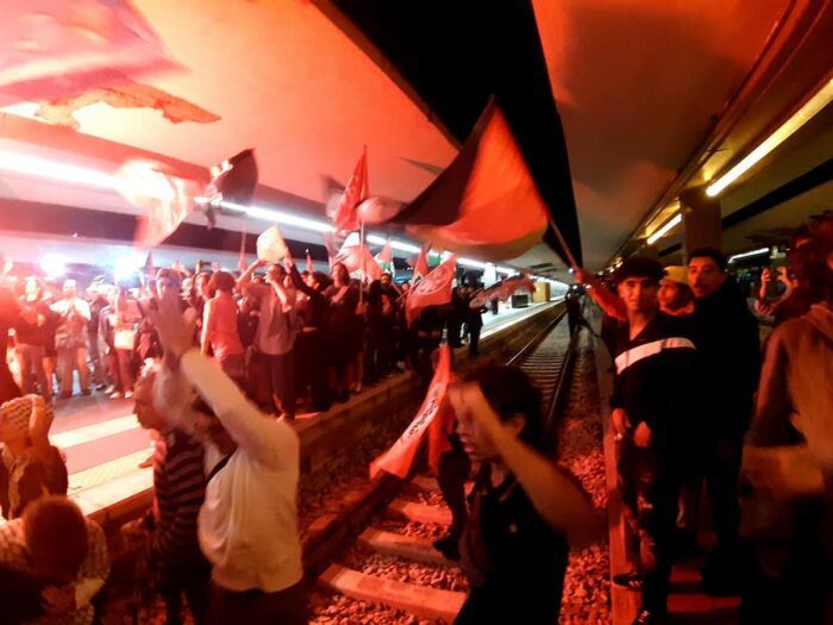 «Palestina libera», a Napoli trecento manifestanti occupano la stazione centrale e i binari in solidarietà con l'equipaggio della Sumud Flotilla