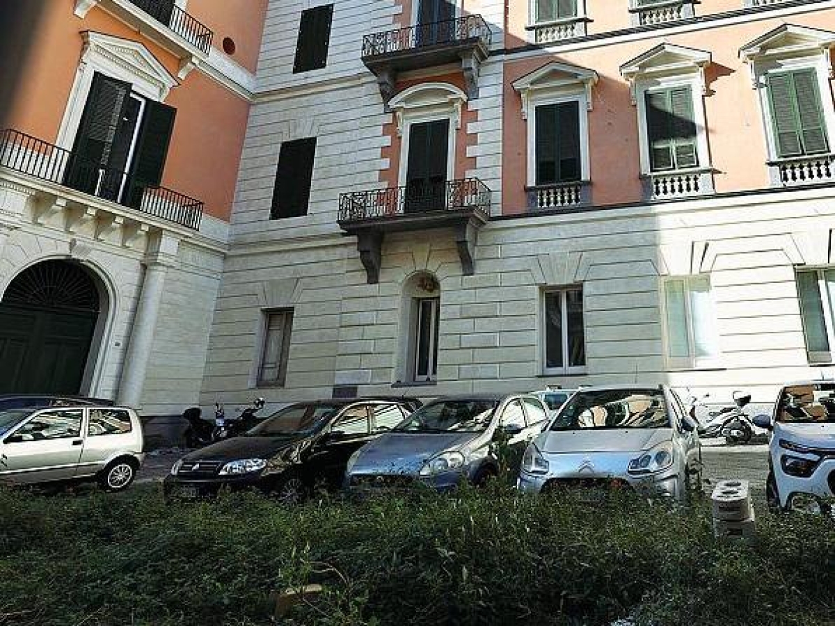 Palazzo d’Avalos a Napoli, a rischio il Giardino delle Camelie: «Vogliono un parcheggio»