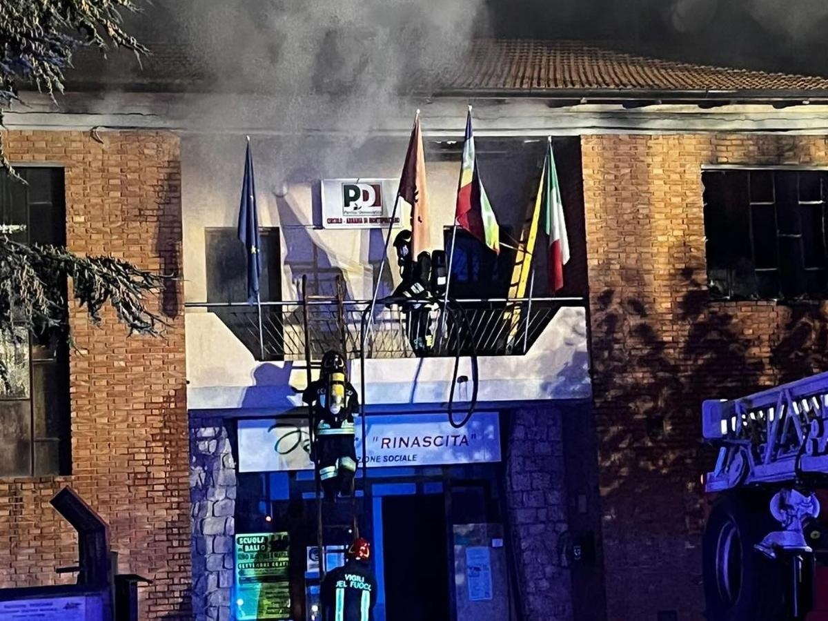 A fuoco la sede del Pd di Abbadia di Montepulciano, nessun ferito. Indagini sulle cause