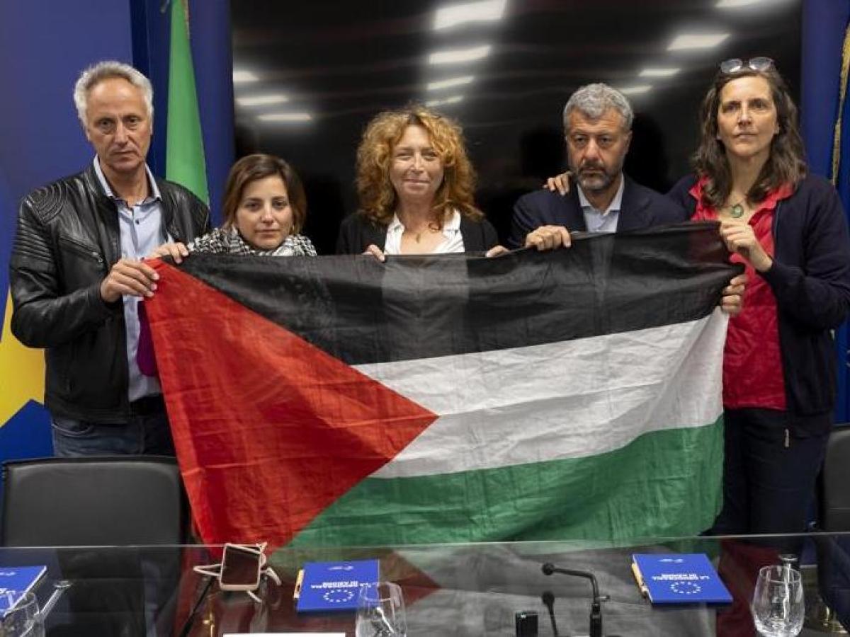 I 26 attivisti della Flotilla rientrano in Italia. I parlamentari: «Detenzione cilena, insulti e botte dai soldati»