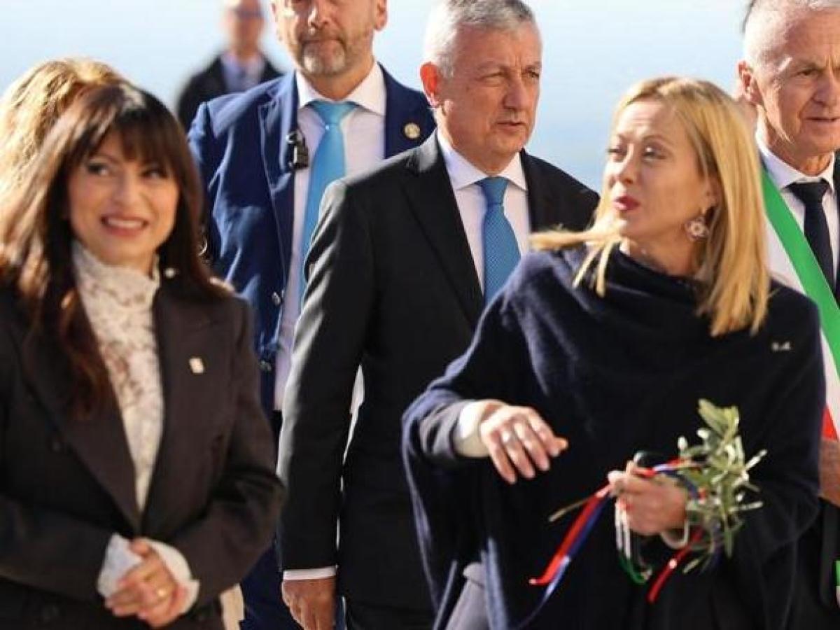 Meloni ai manifestanti pro Pal: «La pace va costruita». L’ira per l’offesa alla statua di Wojtyla