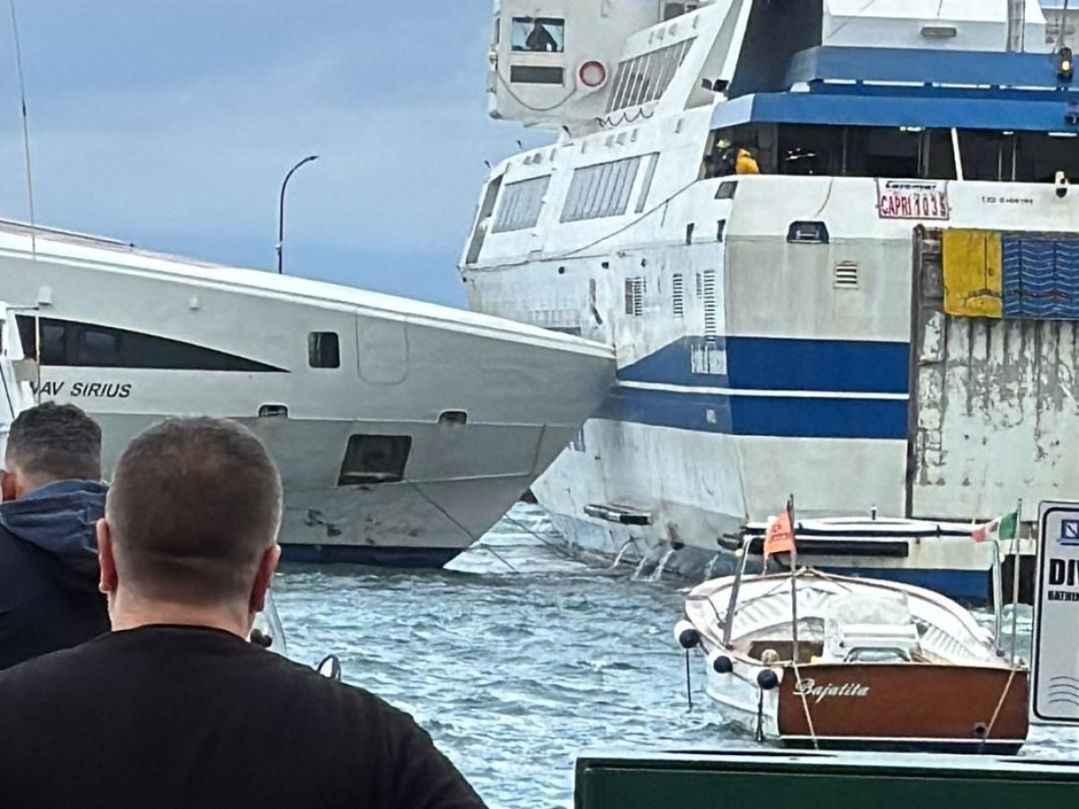 Capri, per il forte vento collisione tra motonave e aliscafo in porto: non ci sono feriti. Corse sospese nel golfo