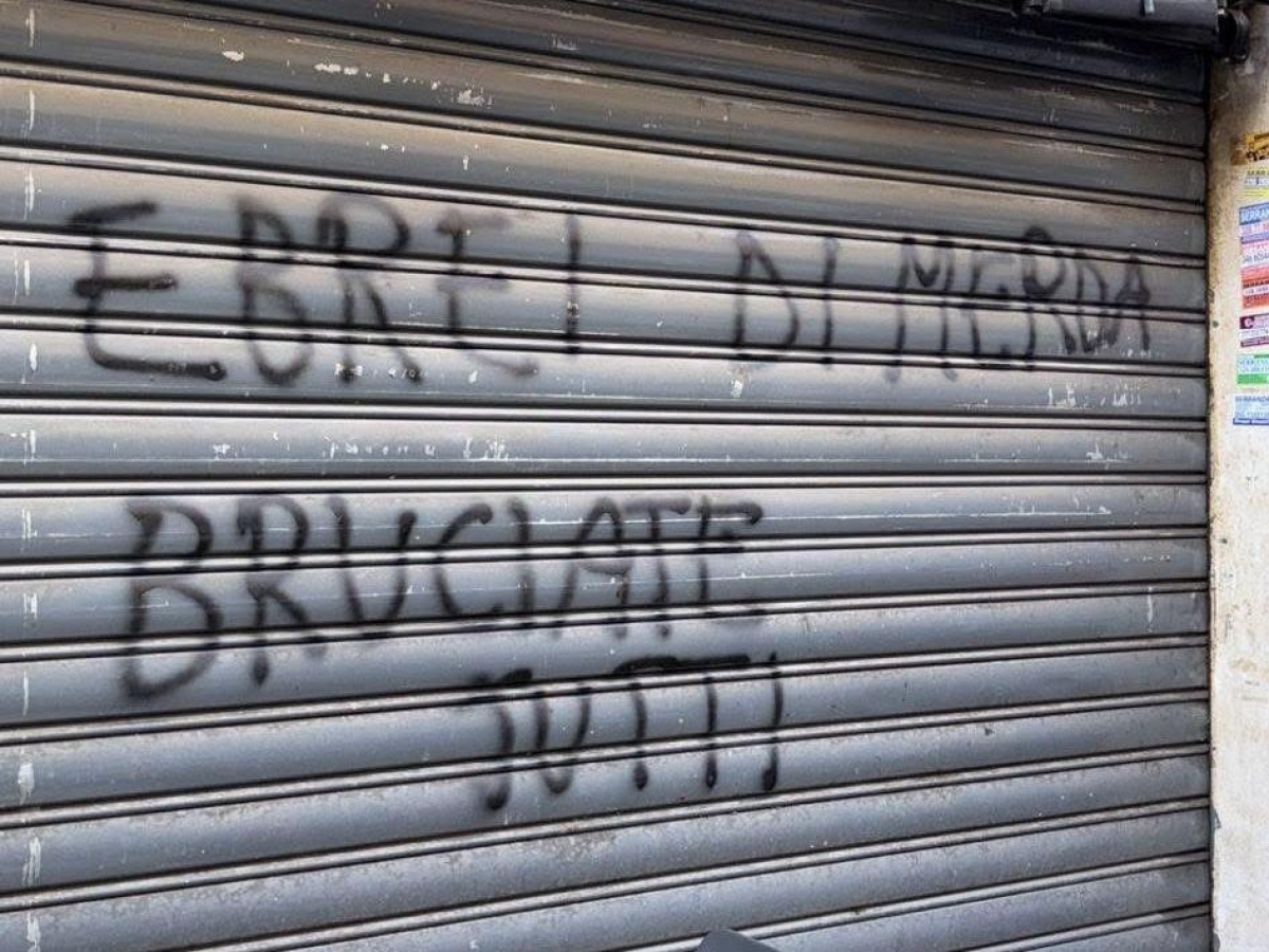 Roma, scritte antisemite sulla serranda di un panificio a Marconi: «Bruciate tutti». Esquilino, insulti, botte e danni nel Bar allo Statuto
