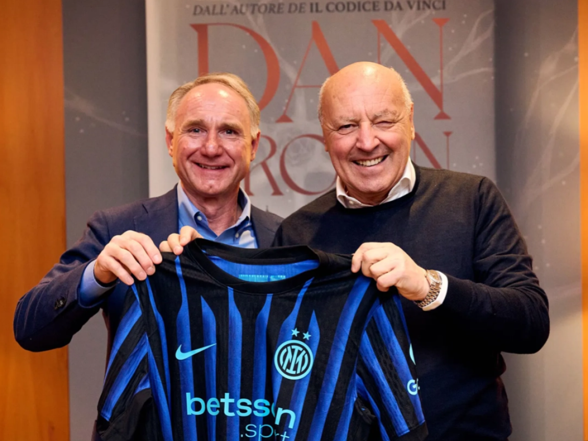 Dan Brown incontra Beppe Marotta: allo scrittore tifoso dell'Inter in regalo una maglia numero 10 con il suo nome