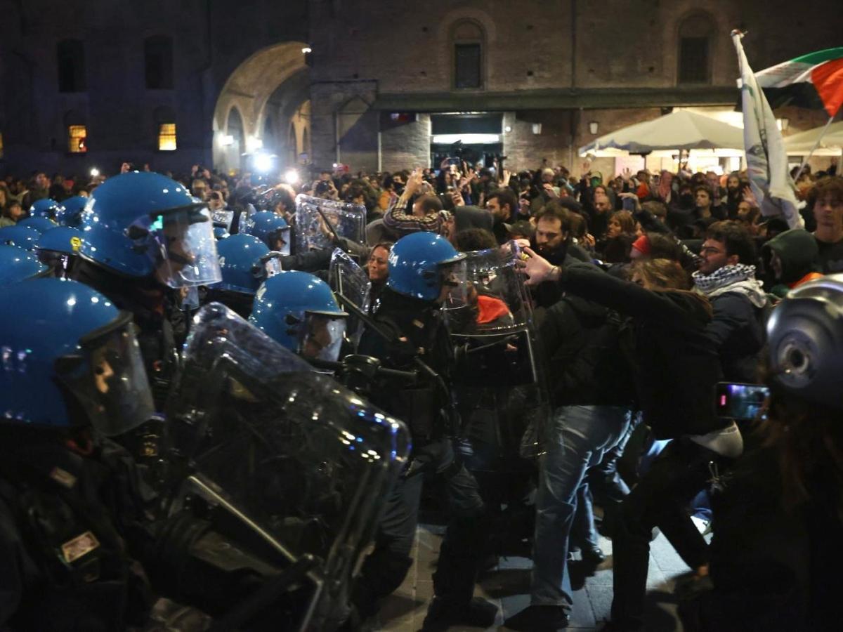 Bologna, scontri in centro al corteo non autorizzato dei Giovani palestinesi: idranti sui manifestanti | Torino, 5 mila in piazza