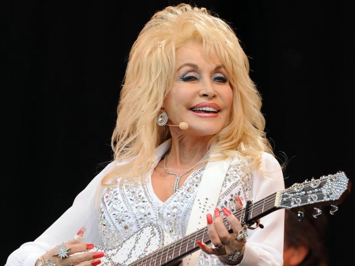 Dolly Parton, ansia per la salute della cantante. La sorella: «Pregate per lei»