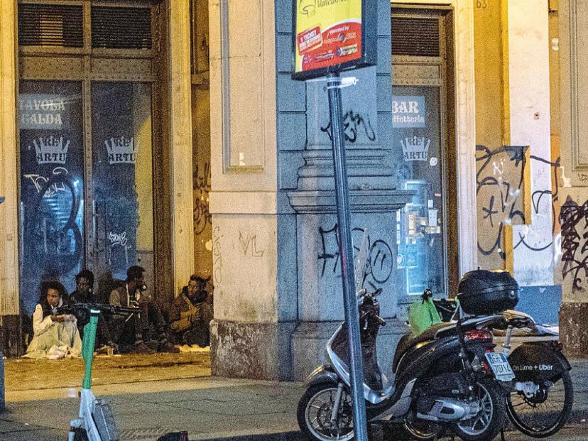 San Lorenzo, senzatetto difende il proprio giaciglio in strada e l'aggressore gli dà fuoco