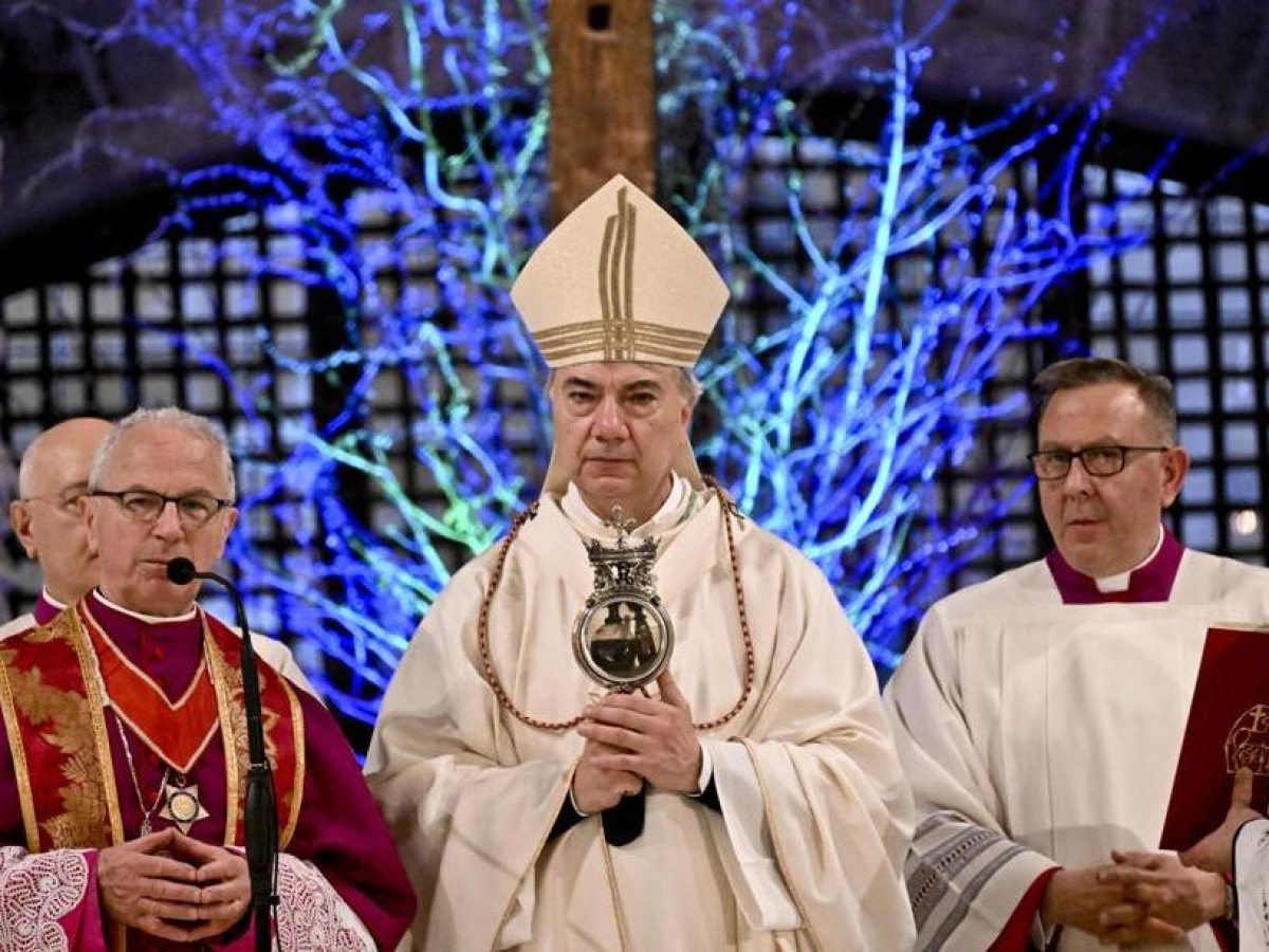 Guerra, l'arcivescovo di Napoli Mimmo Battaglia: «Mercanti di morte, fermatevi. Il Crocifisso oggi ha le mani dei civili sepolti sotto le bombe»