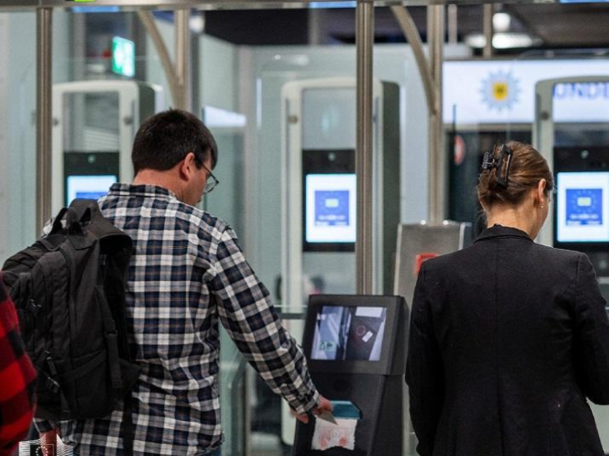 Addio timbro sui passaporti (e code): da domani parte l