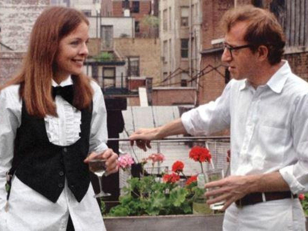 Diane Keaton, un’icona di stile, con abiti maschili, cravatte e cappelli, che anticipò le «it girl»