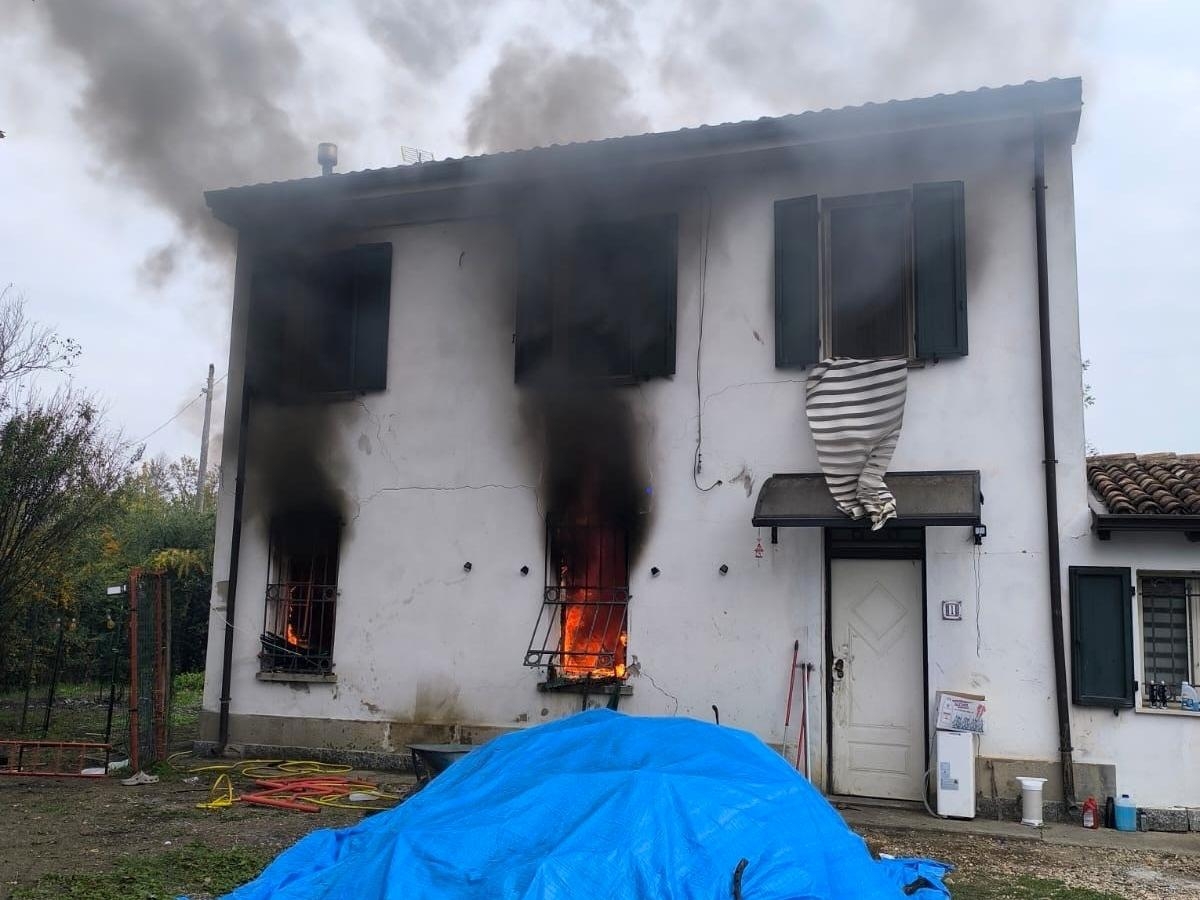 Stoppiaro, incendio in casa: 92enne chiede aiuto dalla finestra, salvato dai vicini con una scala a pioli
