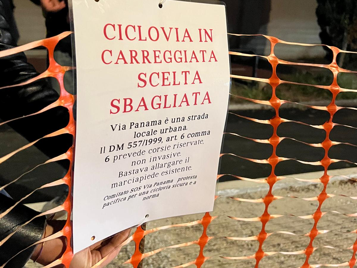 Via Panama, residenti accerchiano il cantiere e affiggono cartelli di protesta: «Ciclovia in carreggiata scelta sbagliata»