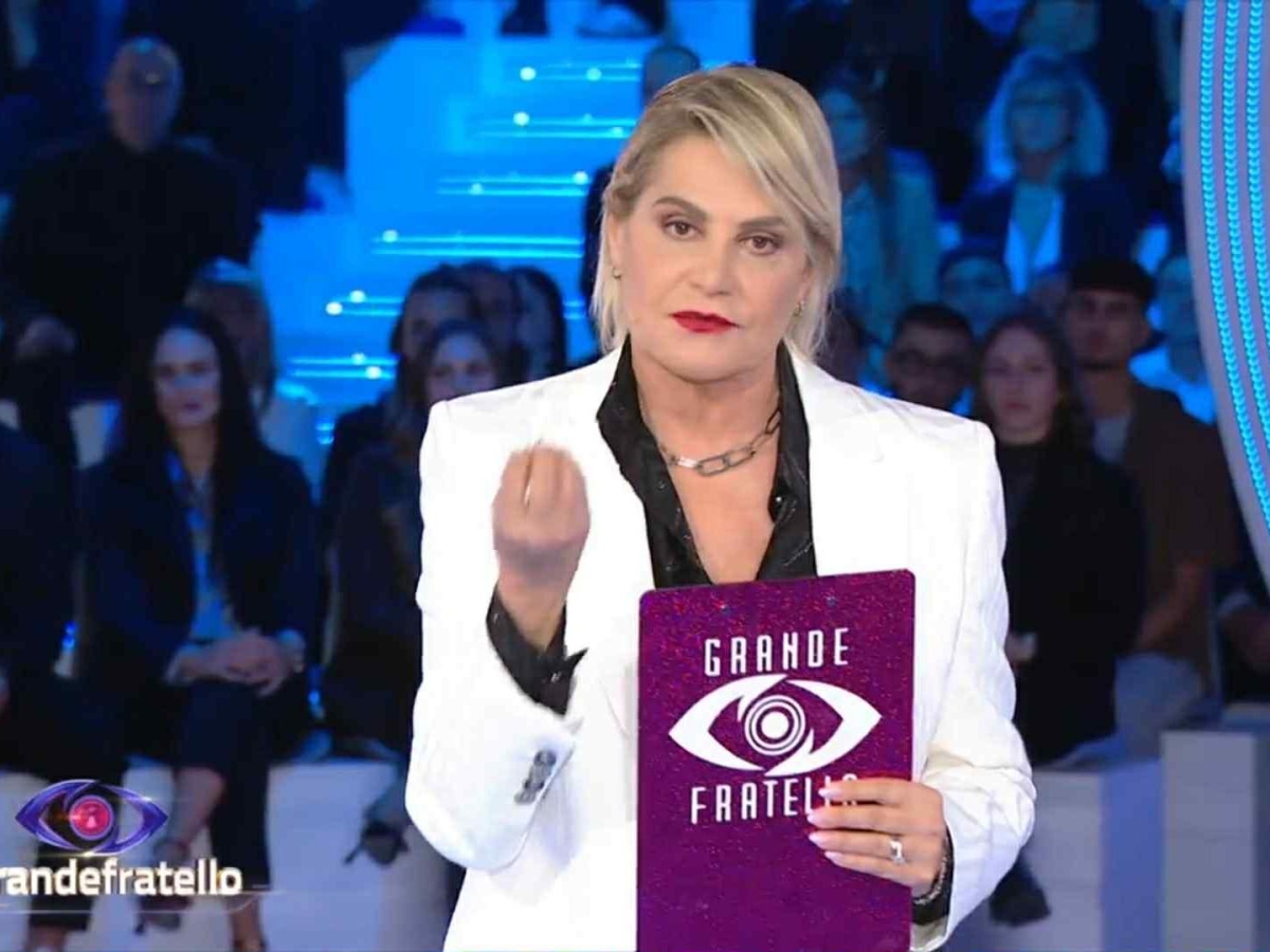 Grande Fratello, le pagelle: Donatella e lo sketch sulla moglie-straccio (3), Ventura e «quel che è stato è stato» (3)