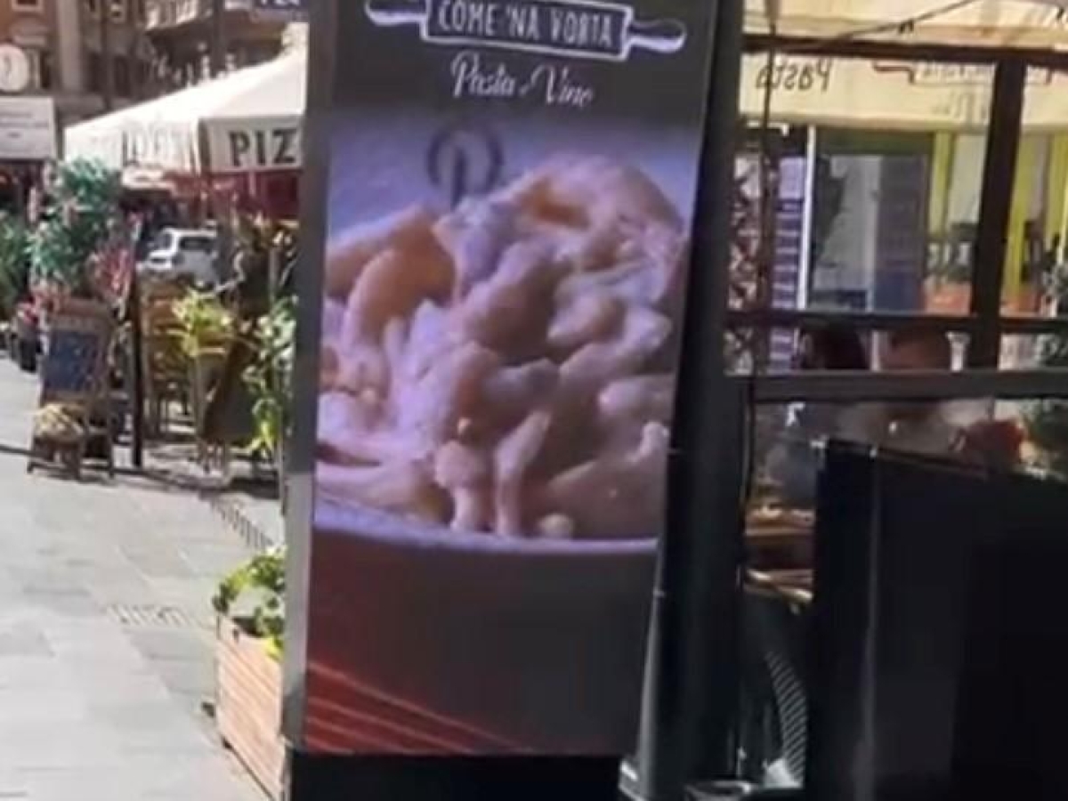 Roma, la protesta per i totem luminosi e i menù giganti fuori dai ristoranti