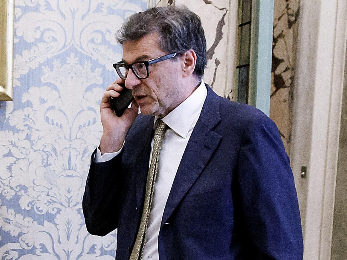 Manovra, cambiano gli incentivi. Contributo delle banche, si tratta