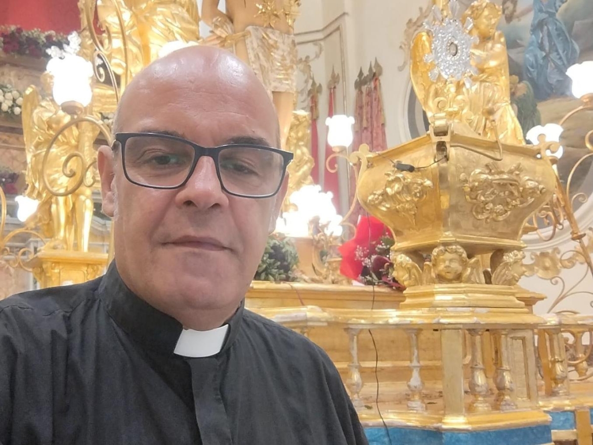 Roma, prete sventa un suicidio in diretta su TikTok. «Ci faceva vedere la corda per impiccarsi. I carabinieri sono arrivati in tempo»