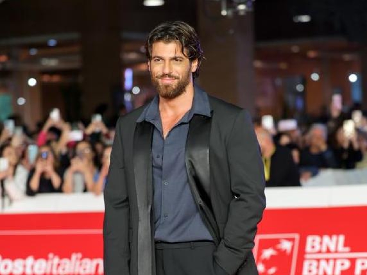 Can Yaman, chi è l'ex avvocato diventato l'attore turco più famoso di sempre